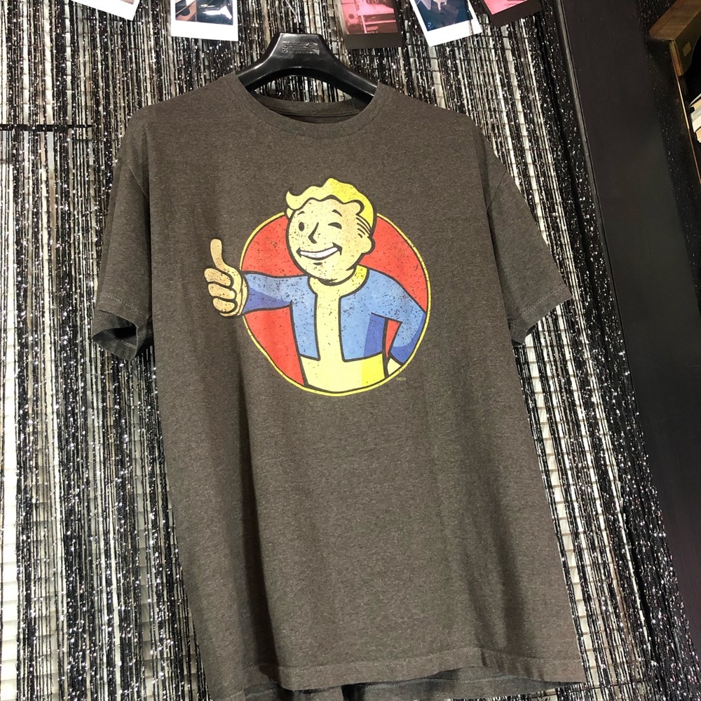 VAULT BOY from FALLOUT Tee Shirt. In Excellent Pre owned condition. Size XL.